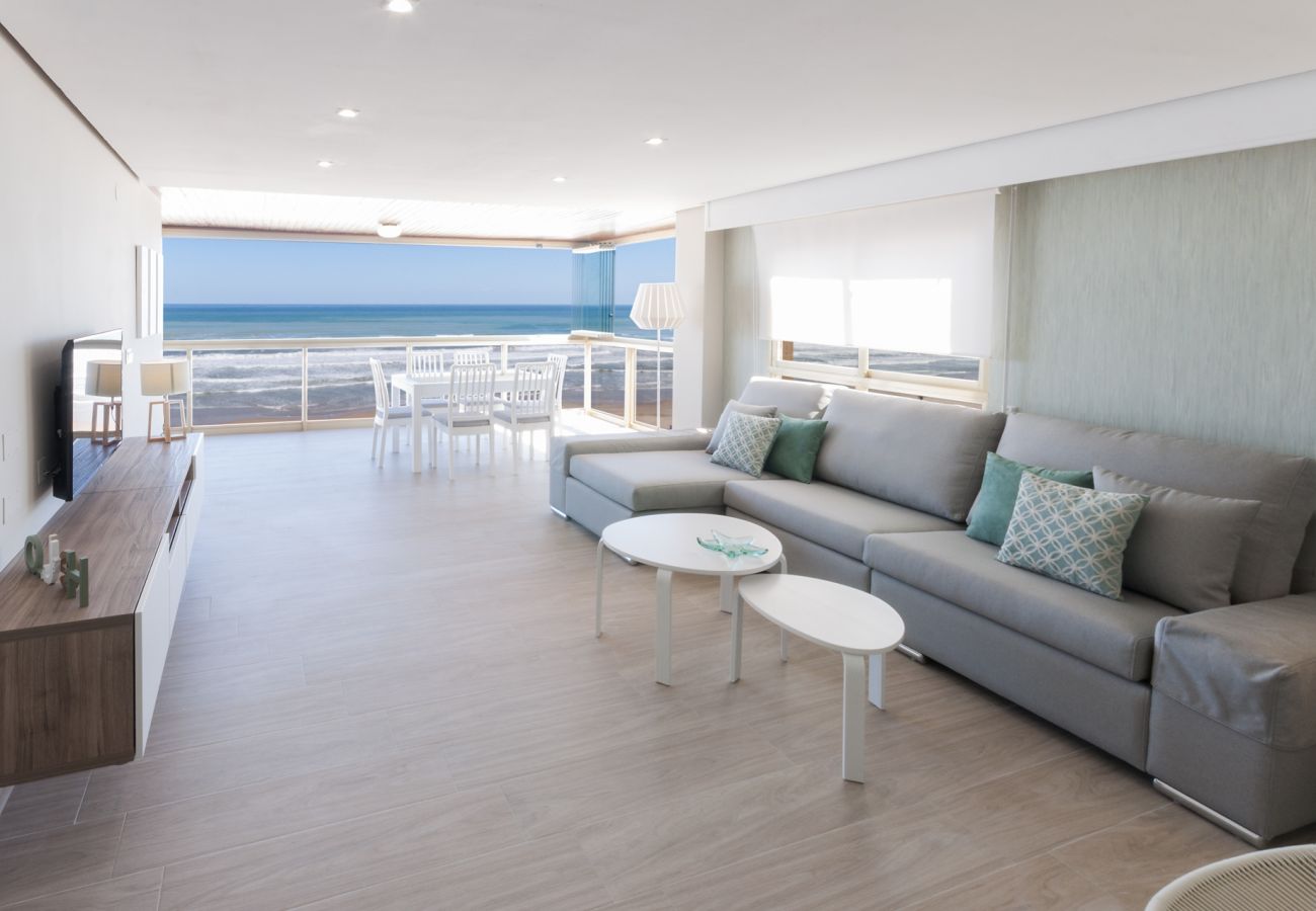 Apartamento en Playa de Gandía - Apartamento frente al mar a pocos pasos de la playa.-ALQUILER SOLO FAMILIAS