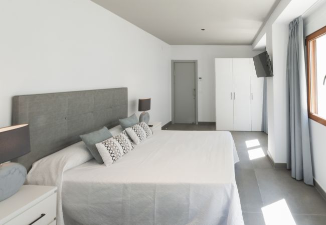 Apartamento en Playa de Gandía - Loft de lujo frontal al mar con 3 habitaciones suites con 190m2, garaje, WIFI alta velocidad: Fibra 300mbs-ALQUILER SOLO FAMILIAS Apartamento en Playa de Gandía - Loft de lujo frontal al mar con 3 habitaciones suites con 190m2, garaje, WIFI alta velocidad: Fibra 300mbs-ALQUILER SOLO FAMILIAS