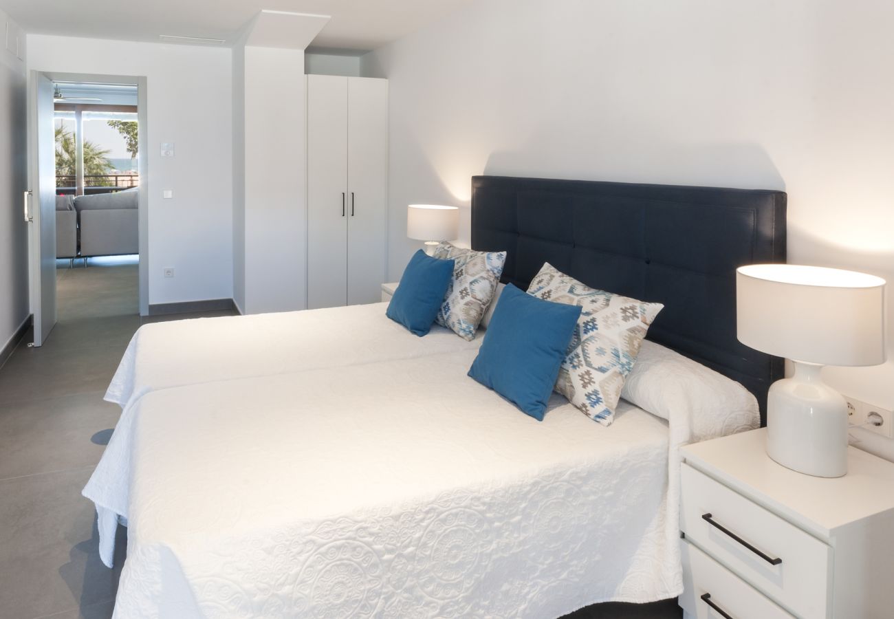 Apartamento en Playa de Gandía - Loft de lujo frontal al mar con 3 habitaciones suites con 190m2, garaje, WIFI alta velocidad: Fibra 300mbs-ALQUILER SOLO FAMILIAS Apartamento en Playa de Gandía - Loft de lujo frontal al mar con 3 habitaciones suites con 190m2, garaje, WIFI alta velocidad: Fibra 300mbs-ALQUILER SOLO FAMILIAS