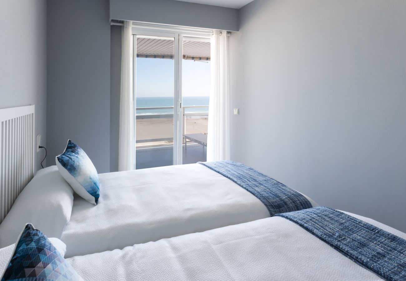 Apartamento en Playa de Gandía - Apartamento frente al mar con vistas. Elegante decoración. Wifi FIBRA 150MBS, Multi conexiones-ALQUILER SOLO FAMILIAS