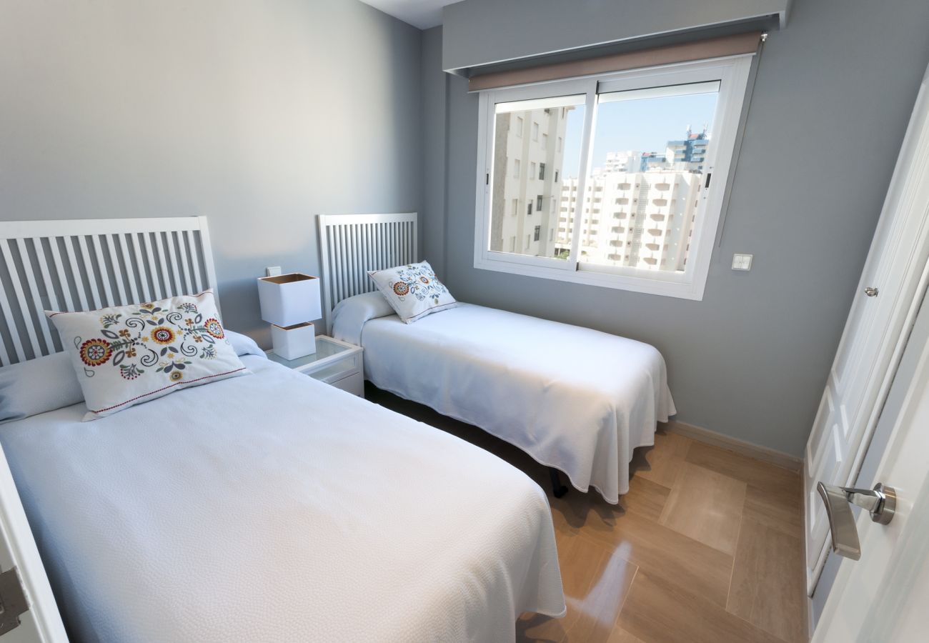 Apartamento en Playa de Gandía - Apartamento frente al mar con vistas. Elegante decoración. Wifi FIBRA 150MBS, Multi conexiones-ALQUILER SOLO FAMILIAS