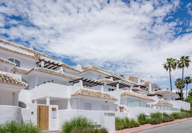 Encantador dúplex de planta abierta cerca de Puerto Banús Exterior del apartamento dúplex de planta abierta cerca de Puerto Banús