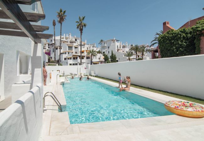 Encantador dúplex de planta abierta cerca de Puerto Banús Piscina de apartamento dúplex de planta abierta cerca de Puerto Banús.