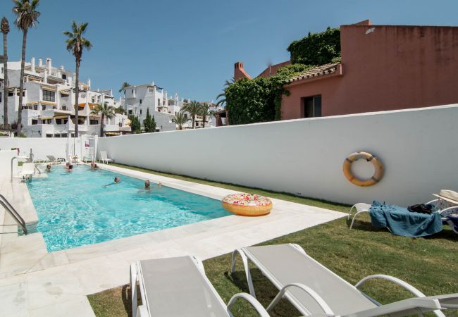 Encantador dúplex de planta abierta cerca de Puerto Banús Piscina de apartamento dúplex de planta abierta cerca de Puerto Banús.