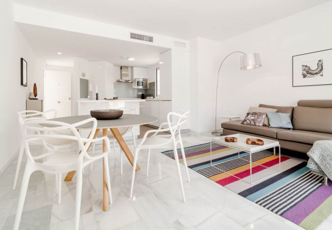 Apartamento dúplex de planta abierta cerca de Puerto Banús Sala de estar de apartamento dúplex de planta abierta cerca de Puerto Banús
