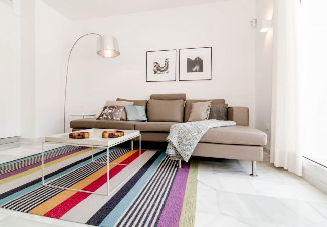 Encantador dúplex de planta abierta cerca de Puerto Banús Sala de estar de apartamento dúplex de planta abierta cerca de Puerto Banús