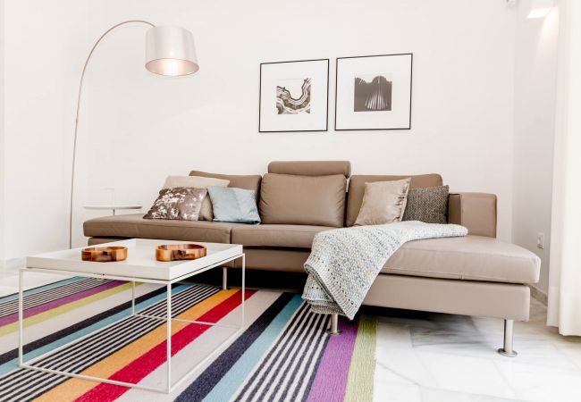Encantador dúplex de planta abierta cerca de Puerto Banús Sala de estar de apartamento dúplex de planta abierta cerca de Puerto Banús