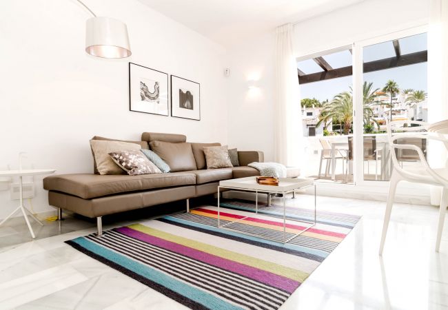 Encantador dúplex de planta abierta cerca de Puerto Banús Sala de estar de apartamento dúplex de planta abierta cerca de Puerto Banús