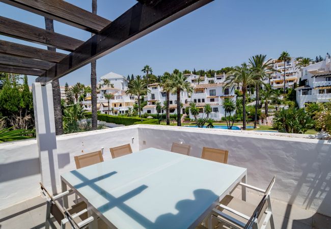 Encantador dúplex de planta abierta cerca de Puerto Banús Terraza de apartamento dúplex de planta abierta cerca de Puerto Banús.