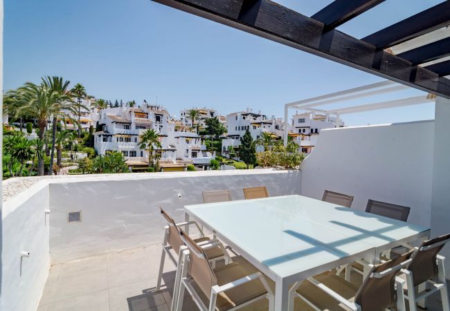 Encantador dúplex de planta abierta cerca de Puerto Banús Terraza de apartamento dúplex de planta abierta cerca de Puerto Banús.