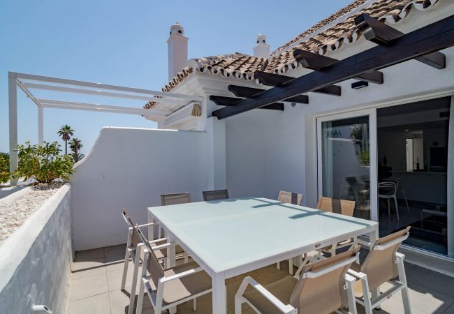 Encantador dúplex de planta abierta cerca de Puerto Banús Terraza de apartamento dúplex de planta abierta cerca de Puerto Banús.