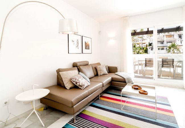 Encantador dúplex de planta abierta cerca de Puerto Banús Sala de estar de apartamento dúplex de planta abierta cerca de Puerto Banús