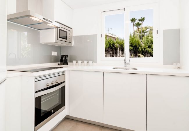 Encantador dúplex de planta abierta cerca de Puerto Banús Cocina de apartamento dúplex de planta abierta cerca de Puerto Banús.