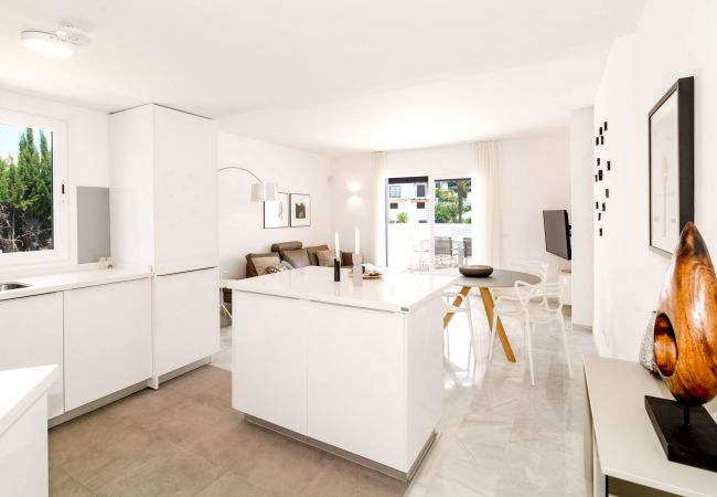 Encantador dúplex de planta abierta cerca de Puerto Banús Cocina de apartamento dúplex de planta abierta cerca de Puerto Banús.