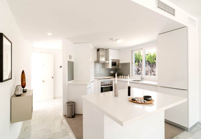 Encantador dúplex de planta abierta cerca de Puerto Banús Cocina de apartamento dúplex de planta abierta cerca de Puerto Banús.