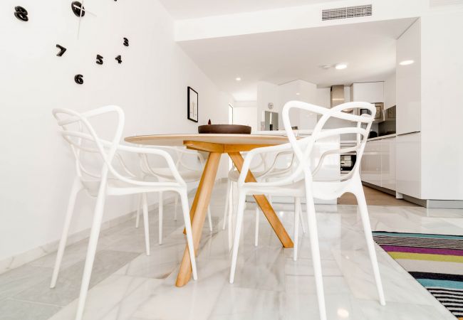 Encantador dúplex de planta abierta cerca de Puerto Banús Comedor de apartamento dúplex de planta abierta cerca de Puerto Banús.