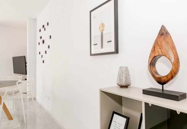 Encantador dúplex de planta abierta cerca de Puerto Banús Sala de estar de apartamento dúplex de planta abierta cerca de Puerto Banús