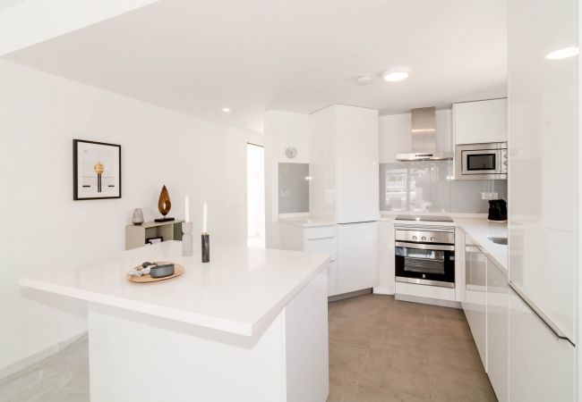 Encantador dúplex de planta abierta cerca de Puerto Banús Cocina de apartamento dúplex de planta abierta cerca de Puerto Banús.