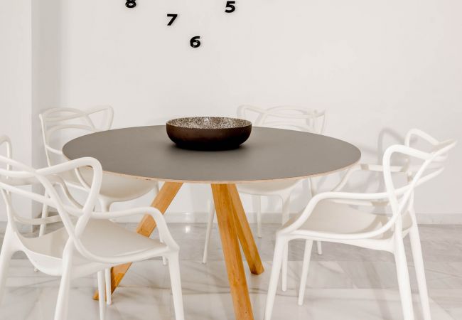 Encantador dúplex de planta abierta cerca de Puerto Banús Comedor de apartamento dúplex de planta abierta cerca de Puerto Banús