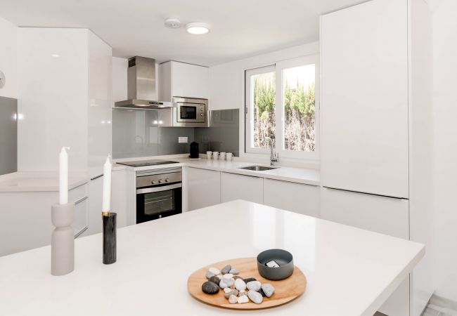 Encantador dúplex de planta abierta cerca de Puerto Banús Cocina de apartamento dúplex de planta abierta cerca de Puerto Banús.