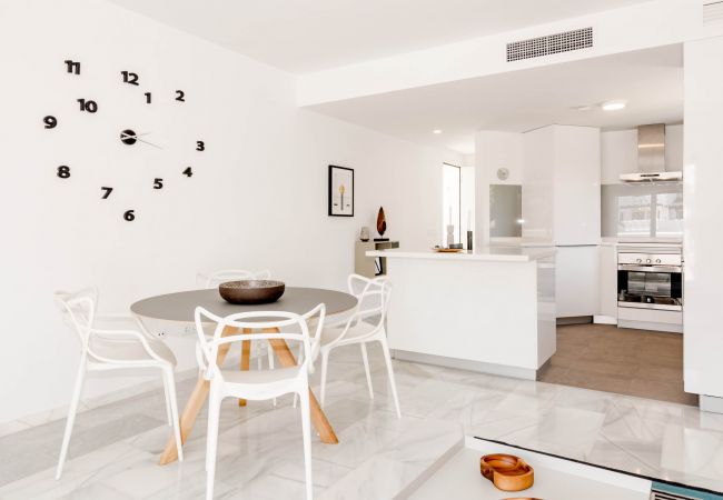 Encantador dúplex de planta abierta cerca de Puerto Banús Comedor de apartamento dúplex de planta abierta cerca de Puerto Banús.