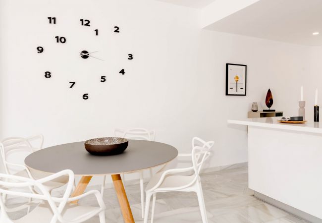 Encantador dúplex de planta abierta cerca de Puerto Banús Comedor de apartamento dúplex de planta abierta cerca de Puerto Banús.