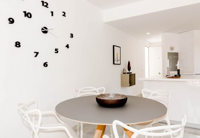 Encantador dúplex de planta abierta cerca de Puerto Banús Comedor de apartamento dúplex de planta abierta cerca de Puerto Banús.