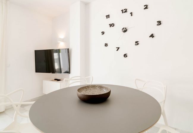 Encantador dúplex de planta abierta cerca de Puerto Banús Comedor de apartamento dúplex de planta abierta cerca de Puerto Banús.