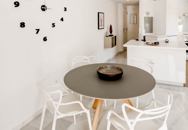 Encantador dúplex de planta abierta cerca de Puerto Banús Comedor de apartamento dúplex de planta abierta cerca de Puerto Banús.