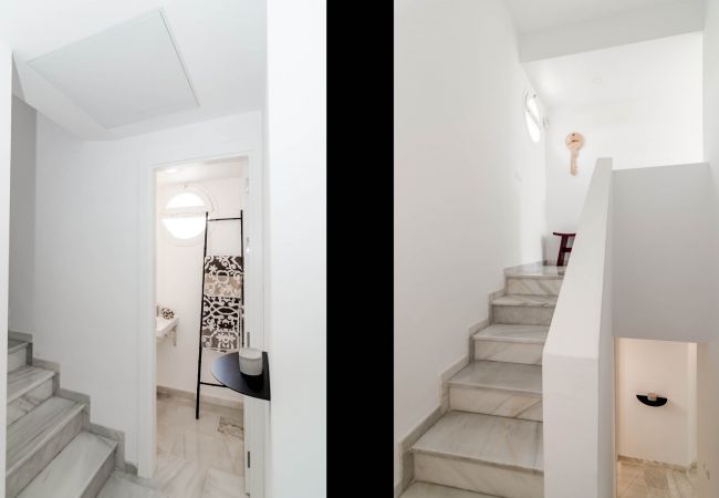 Encantador dúplex de planta abierta cerca de Puerto Banús Escalera de apartamento dúplex de planta abierta cerca de Puerto Banús.