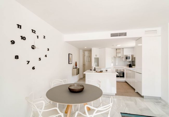 Encantador dúplex de planta abierta cerca de Puerto Banús Comedor de apartamento dúplex de planta abierta cerca de Puerto Banús.
