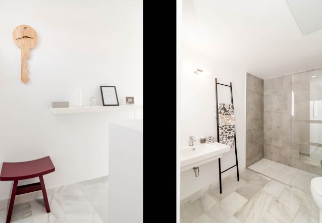 Encantador dúplex de planta abierta cerca de Puerto Banús Baño del apartamento dúplex de planta abierta cerca de Puerto Banús