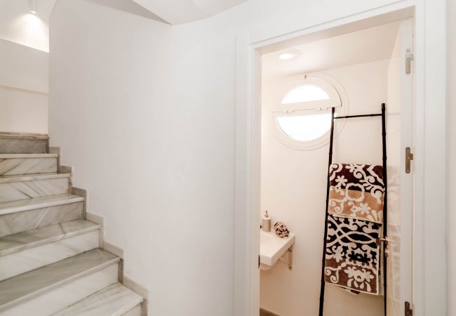 Encantador dúplex de planta abierta cerca de Puerto Banús Baño del apartamento dúplex de planta abierta cerca de Puerto Banús