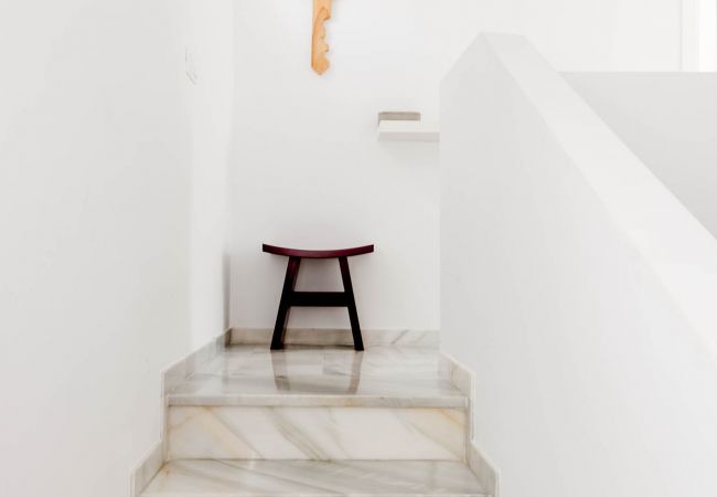 Encantador dúplex de planta abierta cerca de Puerto Banús Decoración de apartamento dúplex de planta abierta cerca de Puerto Banús.