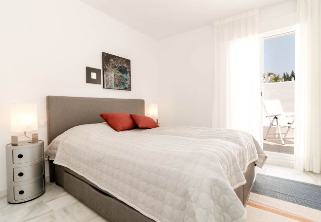 Encantador dúplex de planta abierta cerca de Puerto Banús Dormitorio de apartamento dúplex de planta abierta cerca de Puerto Banús.