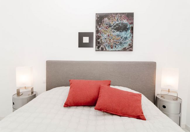 Encantador dúplex de planta abierta cerca de Puerto Banús Dormitorio de apartamento dúplex de planta abierta cerca de Puerto Banús.