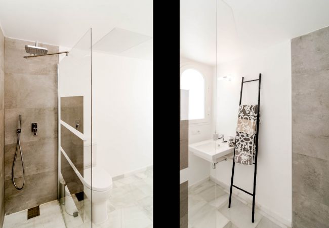 Encantador dúplex de planta abierta cerca de Puerto Banús Baño de apartamento dúplex de planta abierta cerca de Puerto Banús.