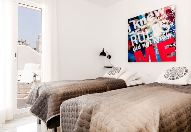 Encantador dúplex de planta abierta cerca de Puerto Banús Dormitorio de apartamento dúplex de planta abierta cerca de Puerto Banús.