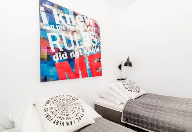 Encantador dúplex de planta abierta cerca de Puerto Banús Dormitorio de apartamento dúplex de planta abierta cerca de Puerto Banús.