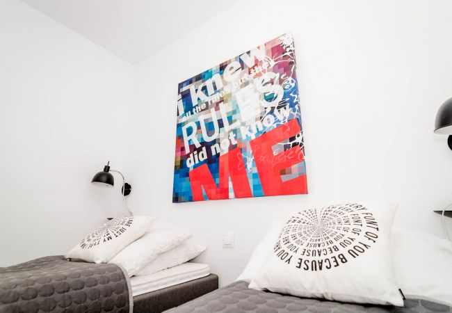Encantador dúplex de planta abierta cerca de Puerto Banús Dormitorio de apartamento dúplex de planta abierta cerca de Puerto Banús.