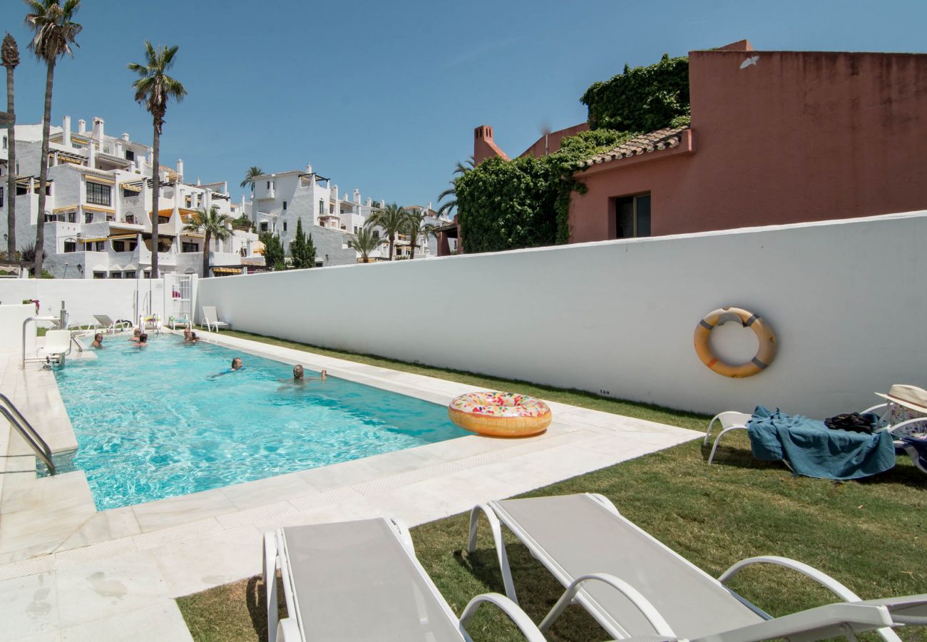 Encantador dúplex de planta abierta cerca de Puerto Banús Piscina de apartamento dúplex de planta abierta cerca de Puerto Banús.