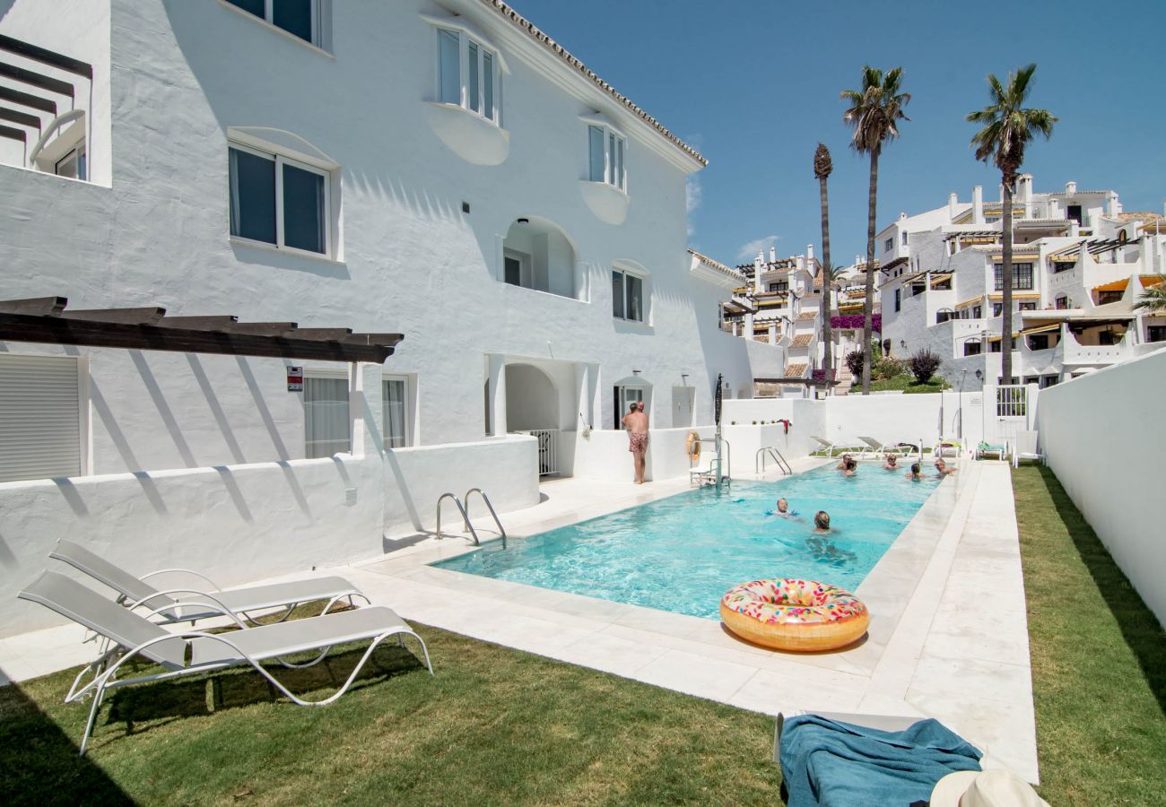 Encantador dúplex de planta abierta cerca de Puerto Banús Piscina de apartamento dúplex de planta abierta cerca de Puerto Banús.