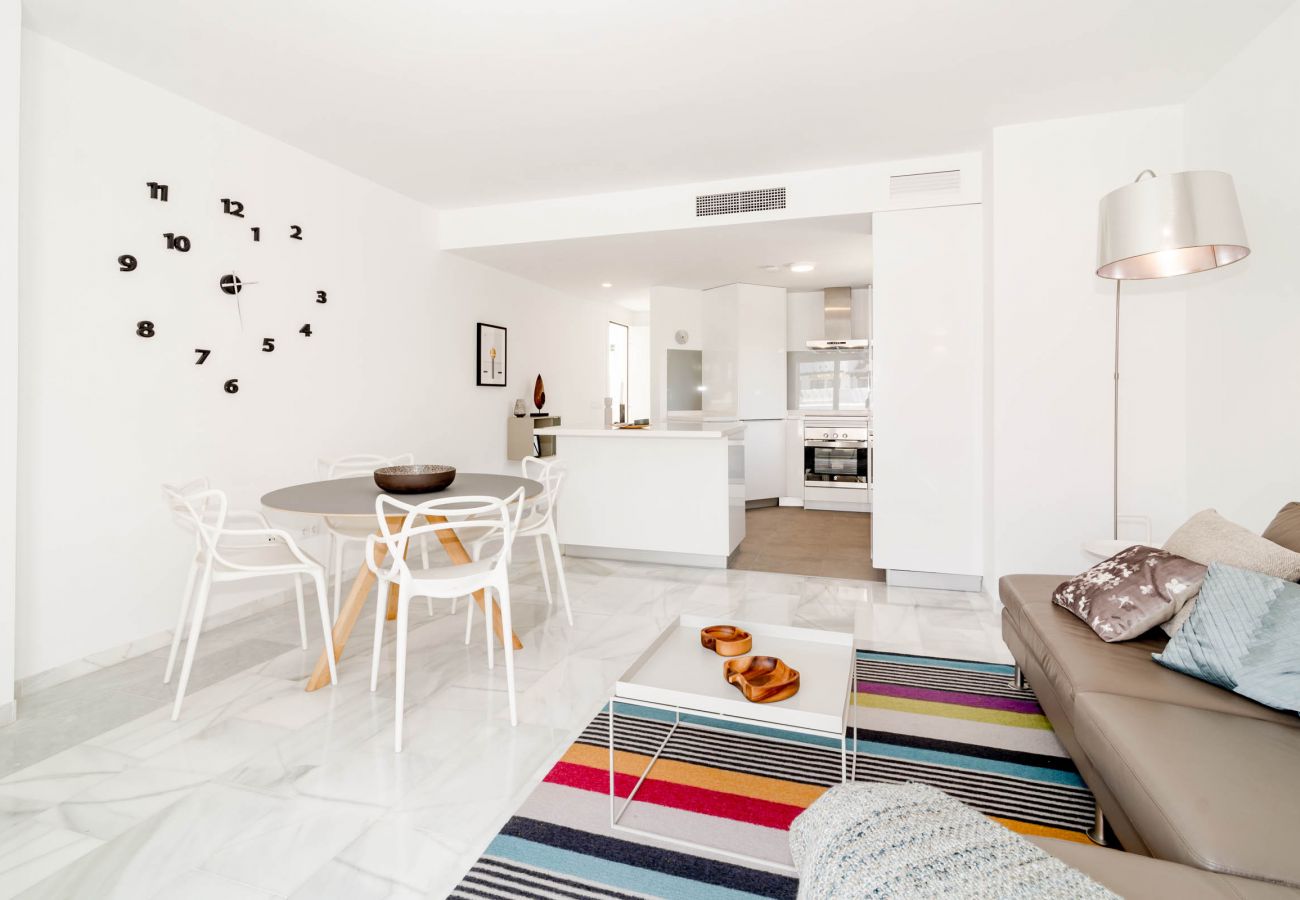 Encantador dúplex de planta abierta cerca de Puerto Banús Sala de estar de apartamento dúplex de planta abierta cerca de Puerto Banús