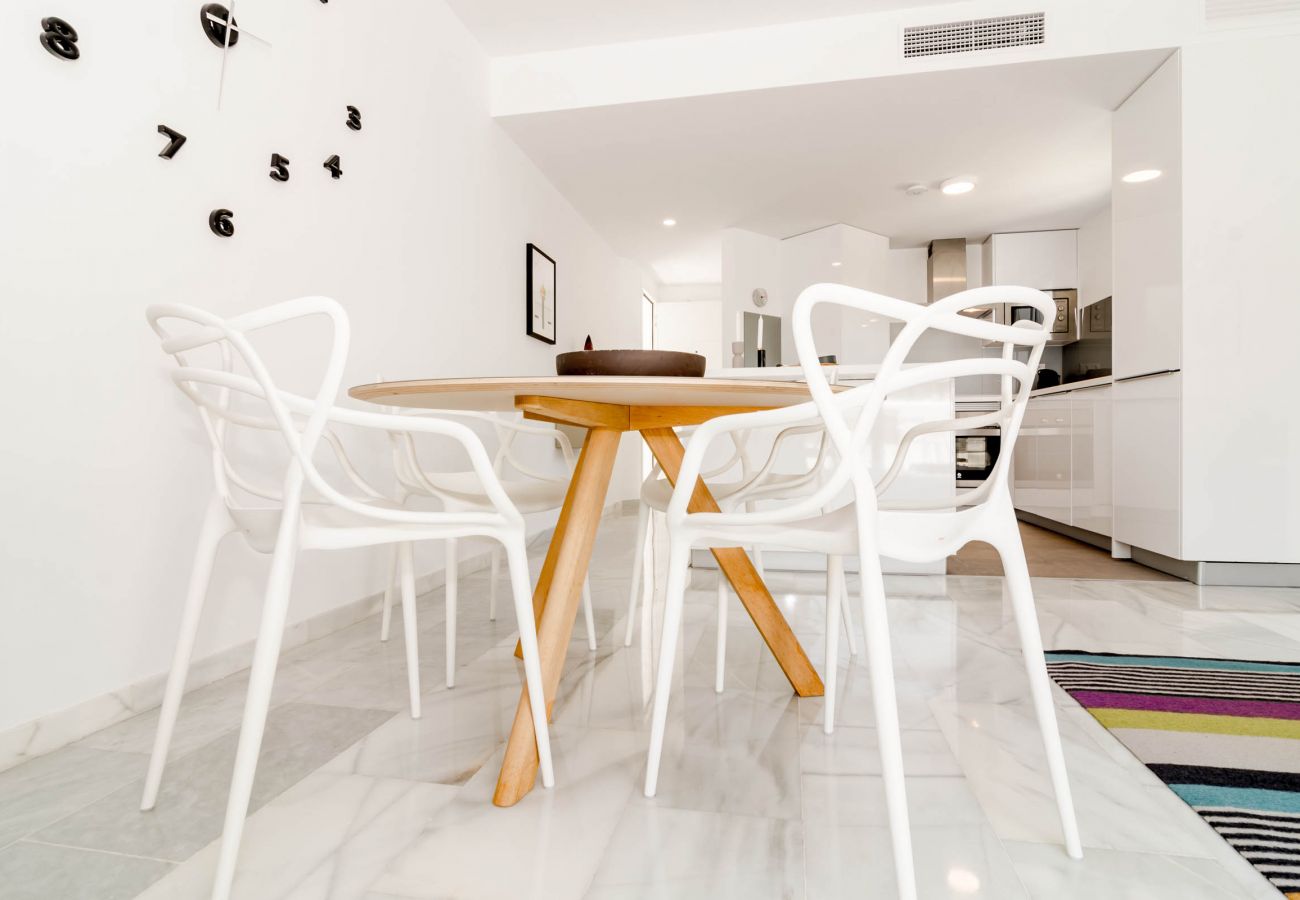 Encantador dúplex de planta abierta cerca de Puerto Banús Comedor de apartamento dúplex de planta abierta cerca de Puerto Banús.