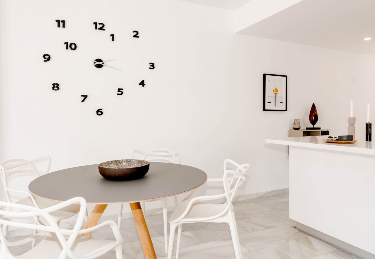 Encantador dúplex de planta abierta cerca de Puerto Banús Comedor de apartamento dúplex de planta abierta cerca de Puerto Banús.