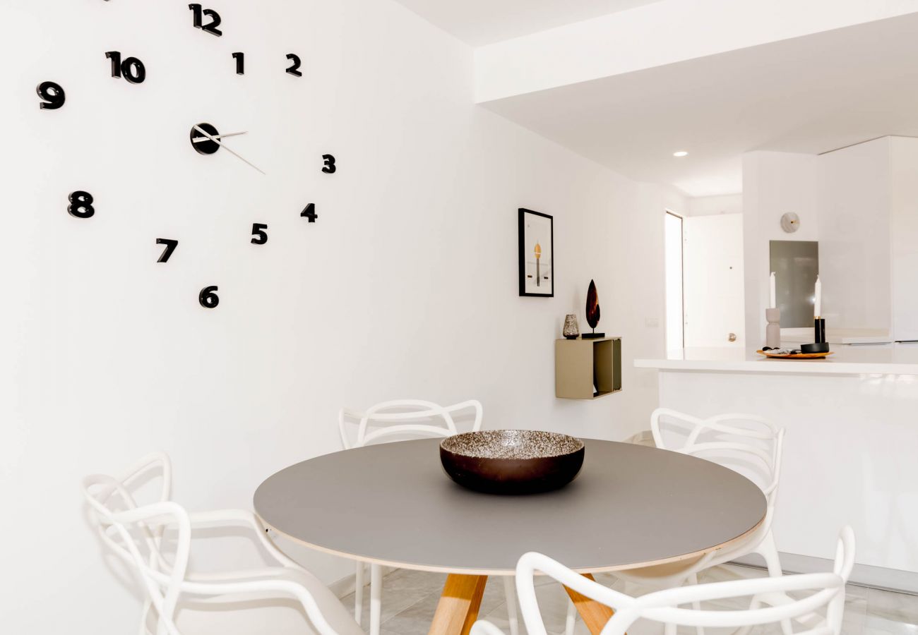 Encantador dúplex de planta abierta cerca de Puerto Banús Comedor de apartamento dúplex de planta abierta cerca de Puerto Banús.