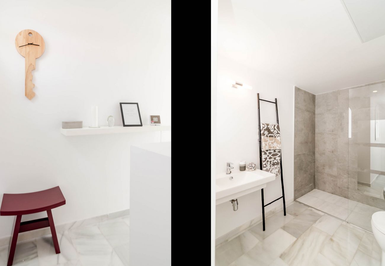 Encantador dúplex de planta abierta cerca de Puerto Banús Baño del apartamento dúplex de planta abierta cerca de Puerto Banús