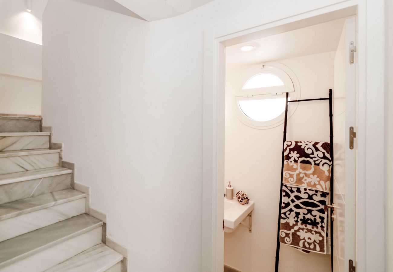 Encantador dúplex de planta abierta cerca de Puerto Banús Baño del apartamento dúplex de planta abierta cerca de Puerto Banús