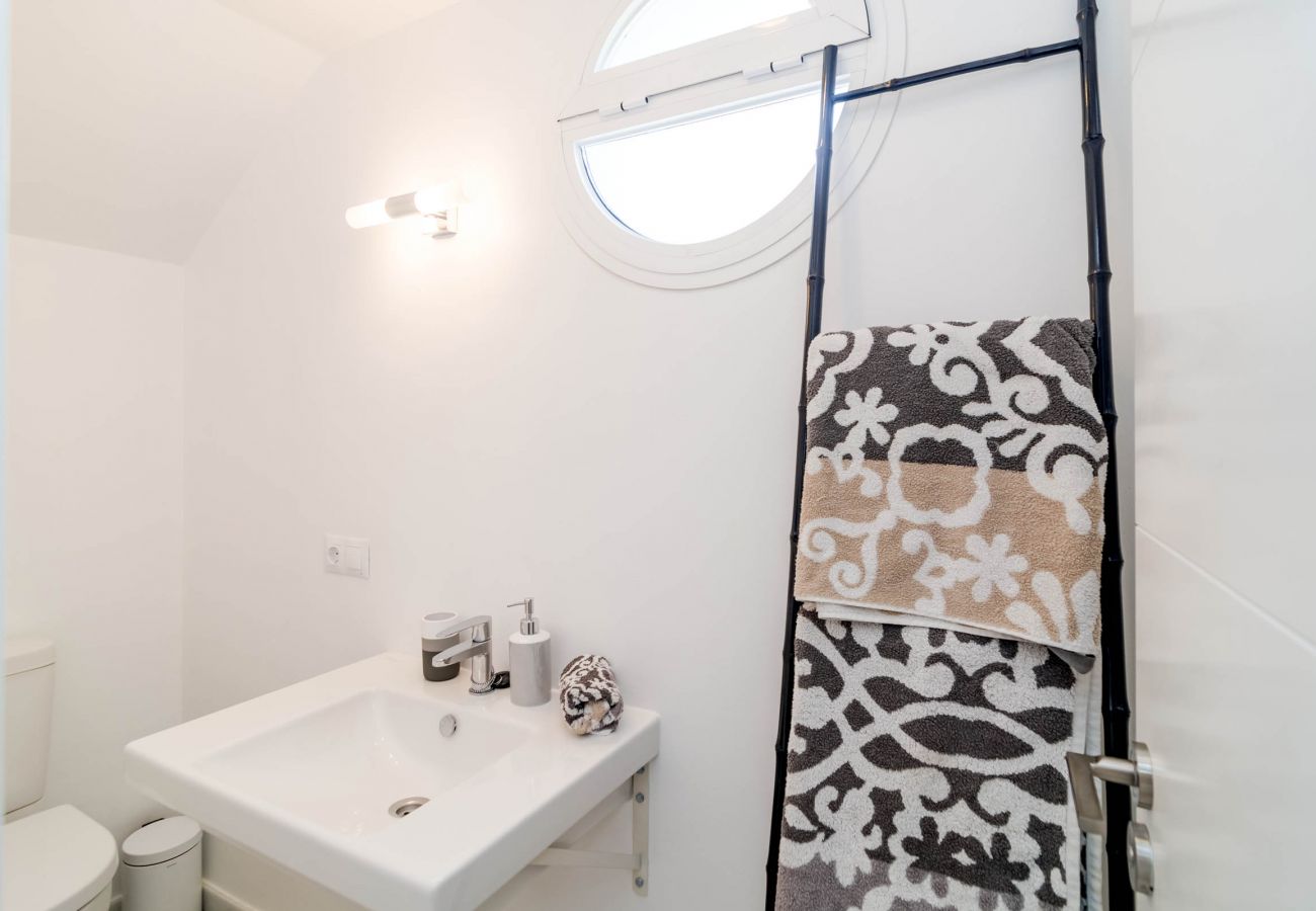 Encantador dúplex de planta abierta cerca de Puerto Banús Baño del apartamento dúplex de planta abierta cerca de Puerto Banús