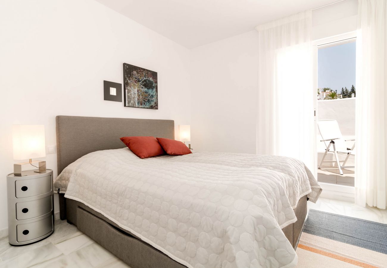 Encantador dúplex de planta abierta cerca de Puerto Banús Dormitorio de apartamento dúplex de planta abierta cerca de Puerto Banús.